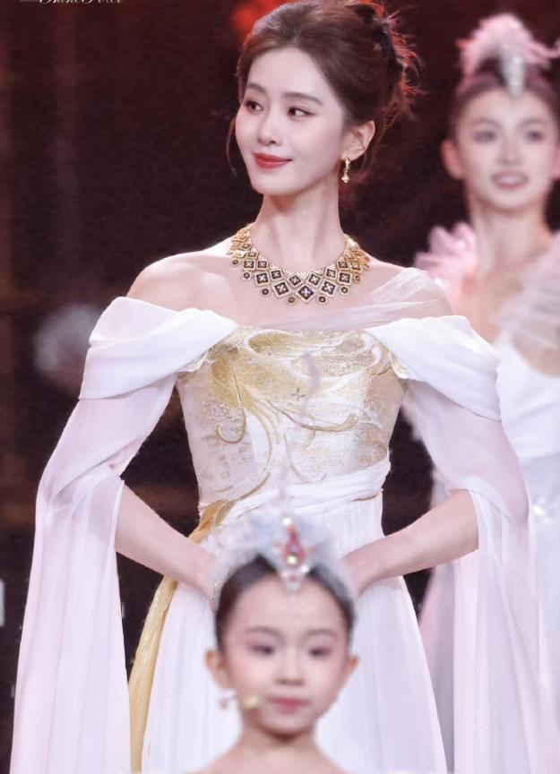 刘诗诗以天坛女神身份出席天坛奖！85花现在已经不会为一些晚会和颁奖活动当表演嘉