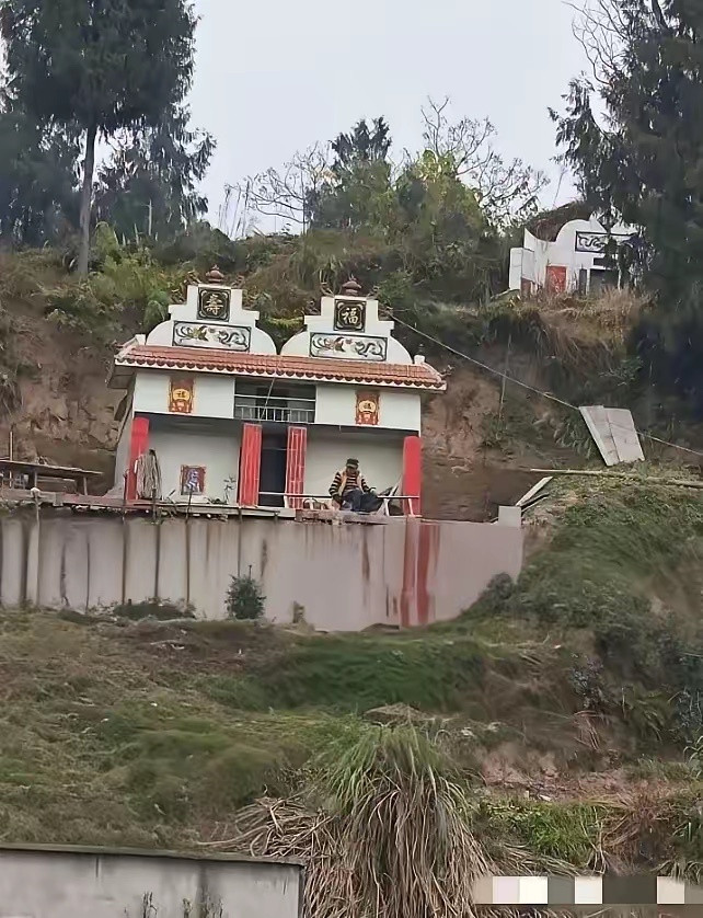 不说这是农村自建房，还以为是在修墓