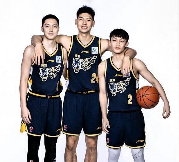 胡明轩比徐杰更适合当cba票王！一、带伤作战二、兢兢业业三、胡明轩是广东宏