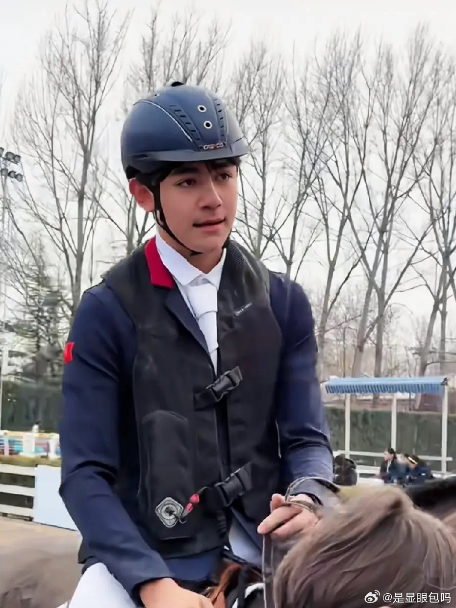 有网友在北京偶遇刘烨儿子骑马，诺一真的变化好大！以前看爸爸去哪儿的时候，很喜欢这