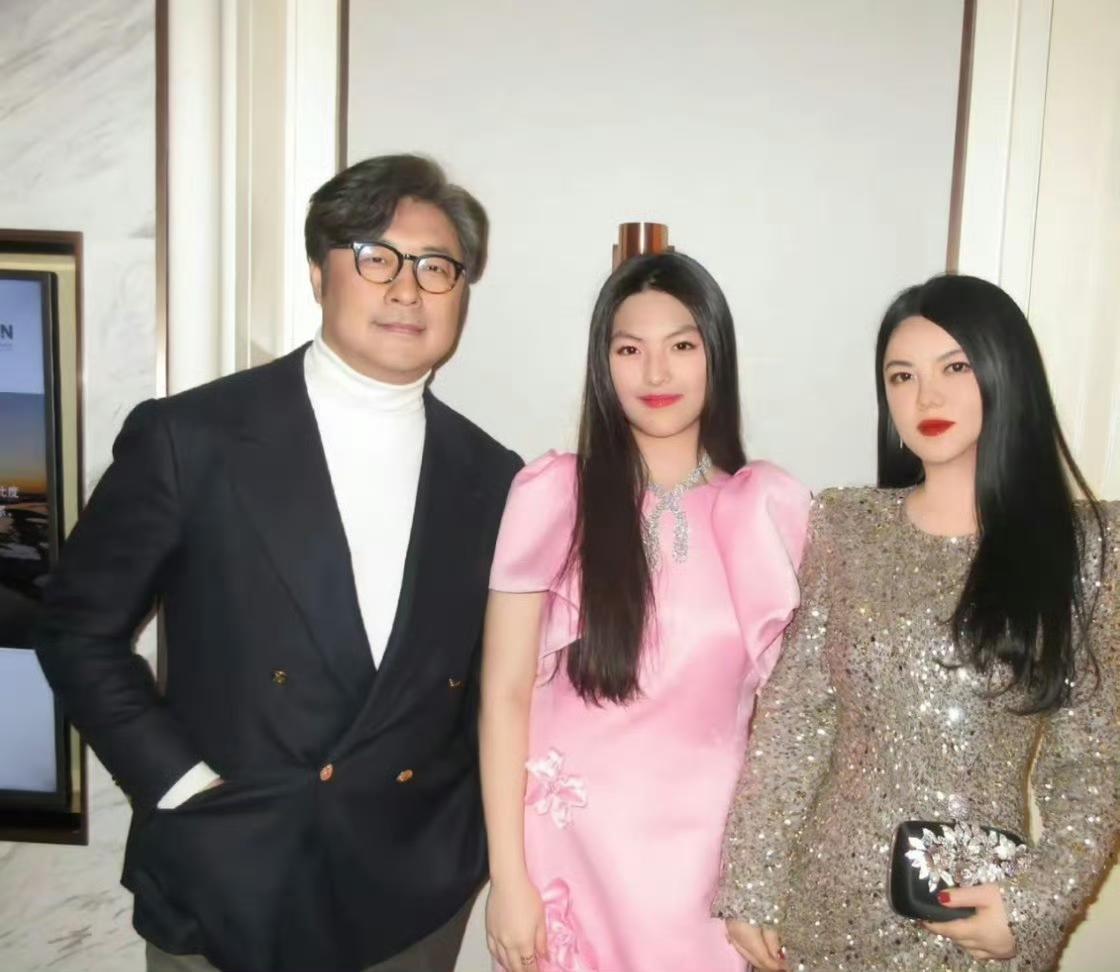 王岳伦辟谣翻车？评论区被锁，网友只等官方实锤王岳伦晒出一家三口合影，紧急辟