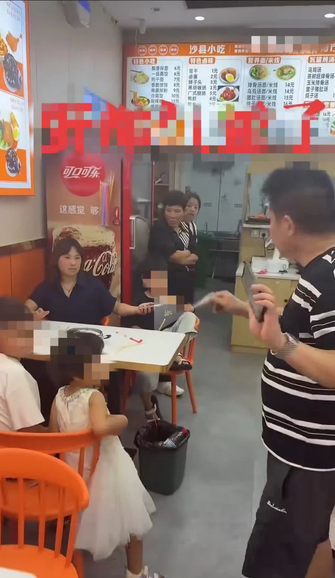 7个人吃一碗面！真相可能不是大家想的那样，首先女子确实是加了2次面，但你看看手里
