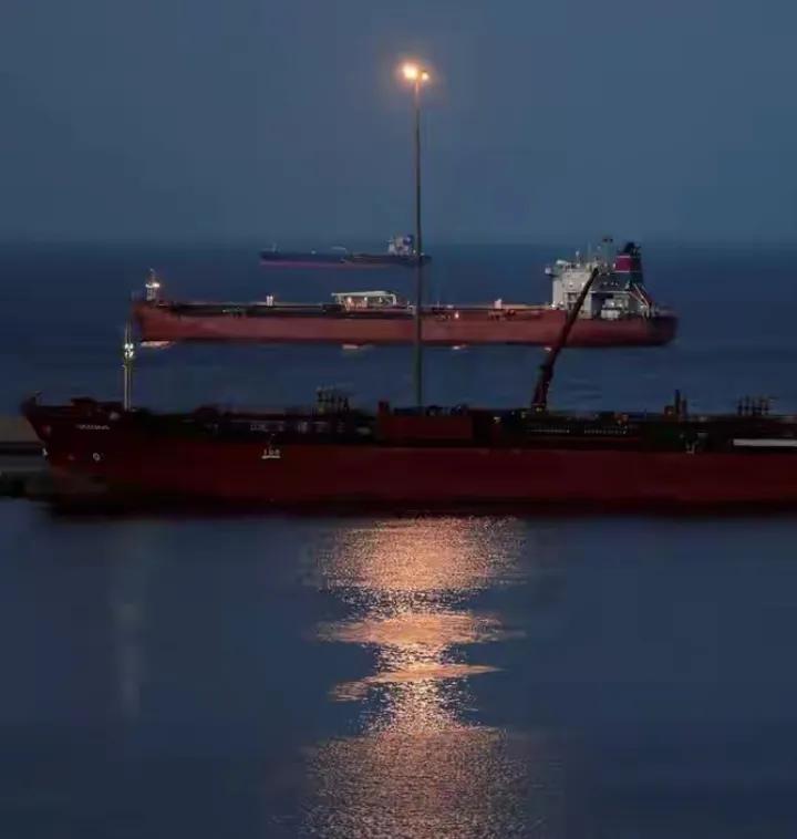 伊朗提开放海峡条件，一句话，要想过海峡先和美以划清界限，这一招是用开放做诱饵，精