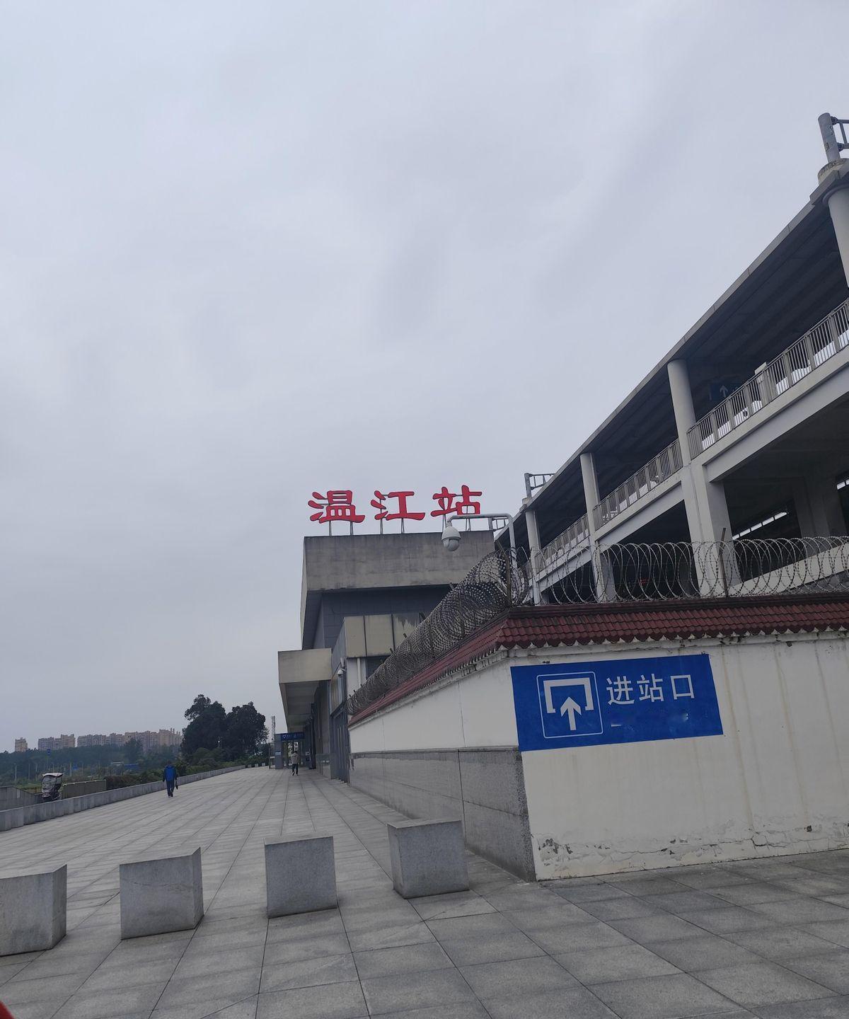 温江高铁站被学生拍下空荡荡的大厅，44元车票换来一场“包场”体验。安检员比乘客