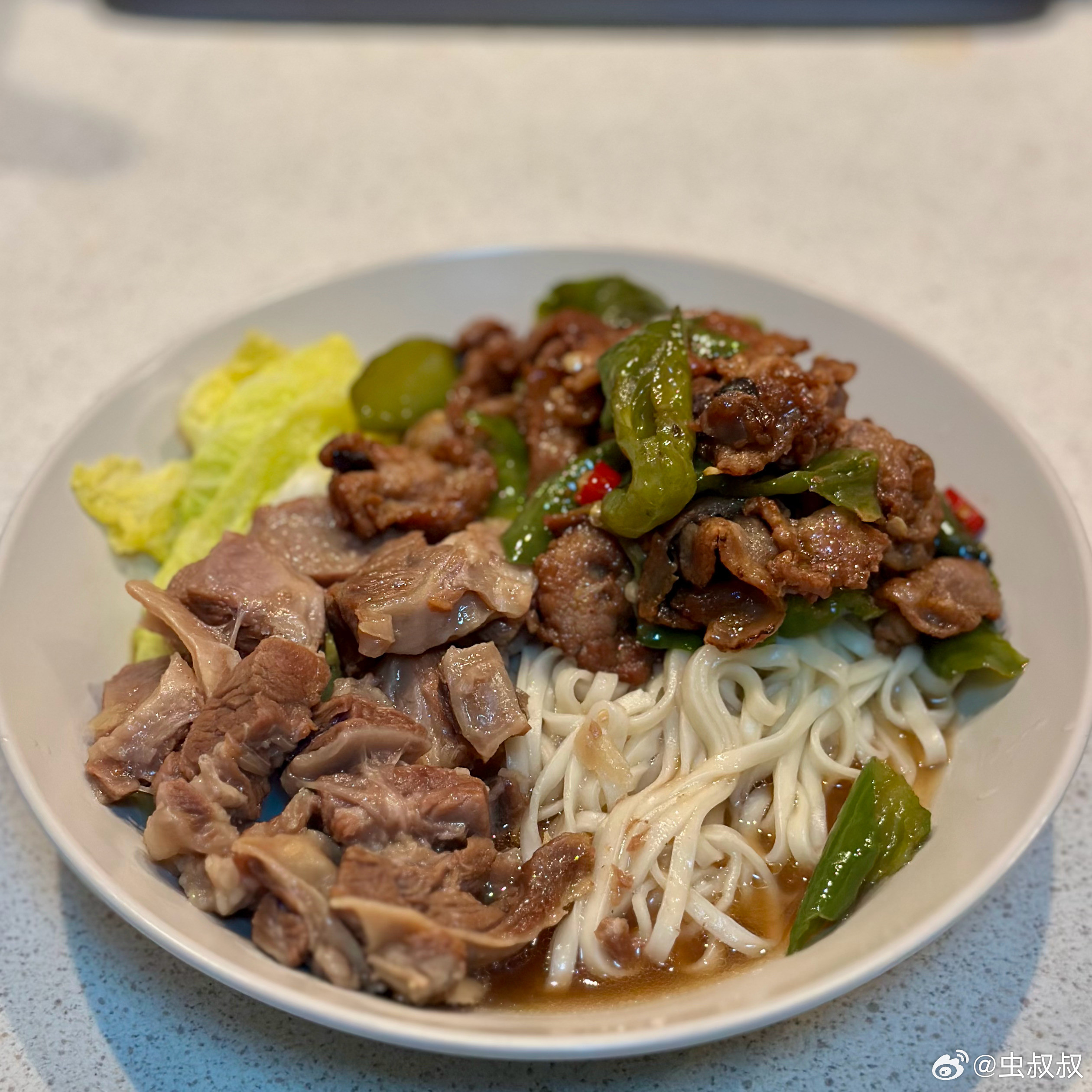 回家了，简单煮碗面吃吃。面和菜各一半，浇头也是牛腩和辣椒炒肉各一半。辣椒炒肉是中