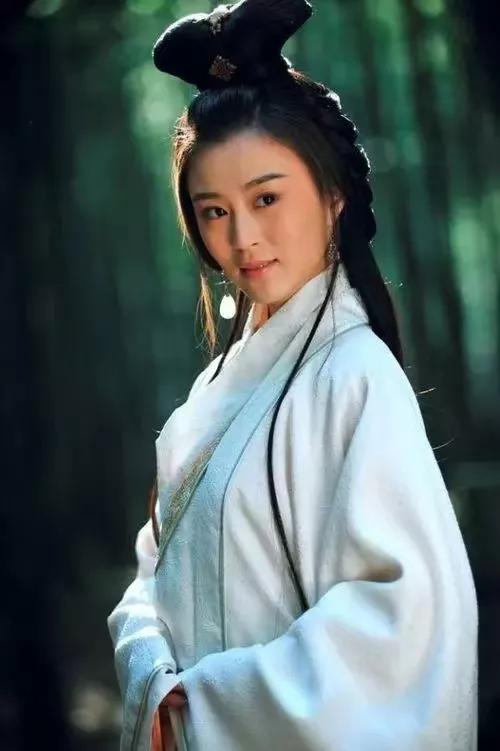 公元200年，孙策不幸遇刺身亡，大乔伤心欲绝，想要跳江殉情。这时，她18岁的小叔