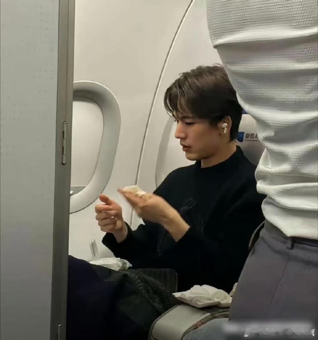 飞机上偶遇素颜张凌赫路人视角也挺帅