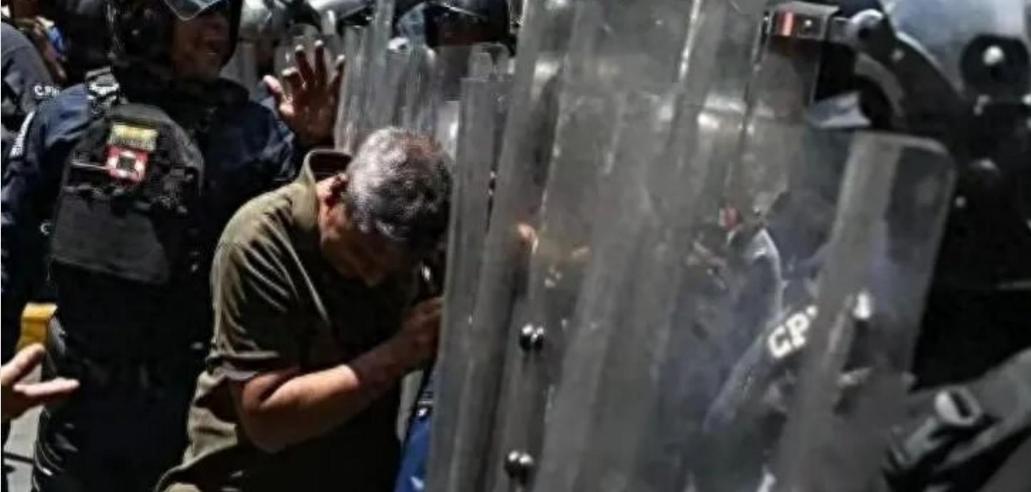 委内瑞拉“彻底”乱套了！民众直接冲进总统府，场面彻底失控！罗德里格斯以为靠着