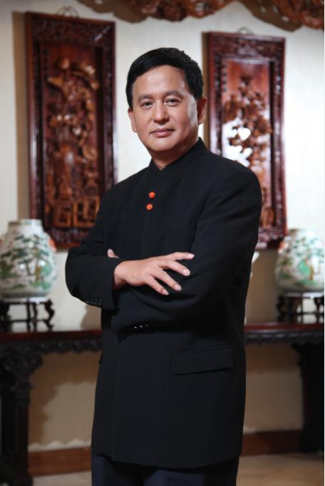 赵勇是典型的“政商两界都有深厚根基”的大佬，而且是陈丽华(“紫檀女王”、富华集团