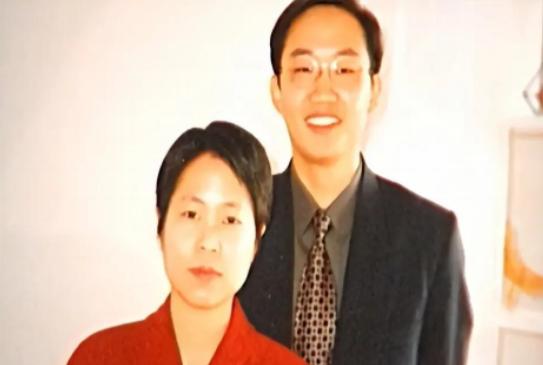 “敢给我老婆做尸检，我今天就死在这儿！”2003年中秋刚过，苏州医院家属楼里，刚