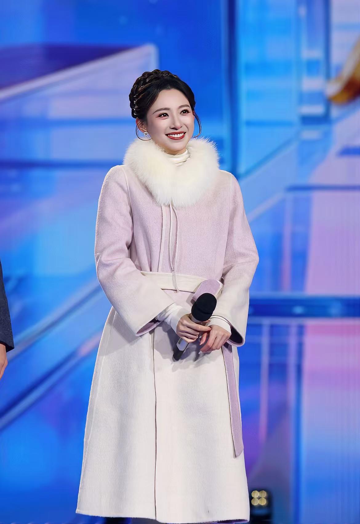 今年央视跨年晚会的主持人和演员们穿上了厚重的大衣和羽绒服随着气温骤降，202