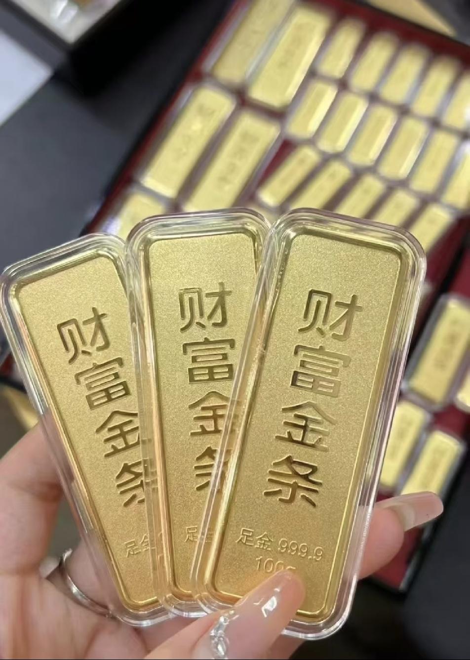 5月25号，这金价真的是要把人折磨疯了。早上刚开盘那会儿还挺硬气，1002块