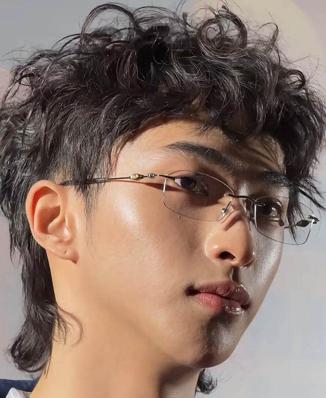 庾澄庆和伊能静的儿子庾恩利最近主持《至尊马蒂》北京首映礼，真是让人眼前一亮。