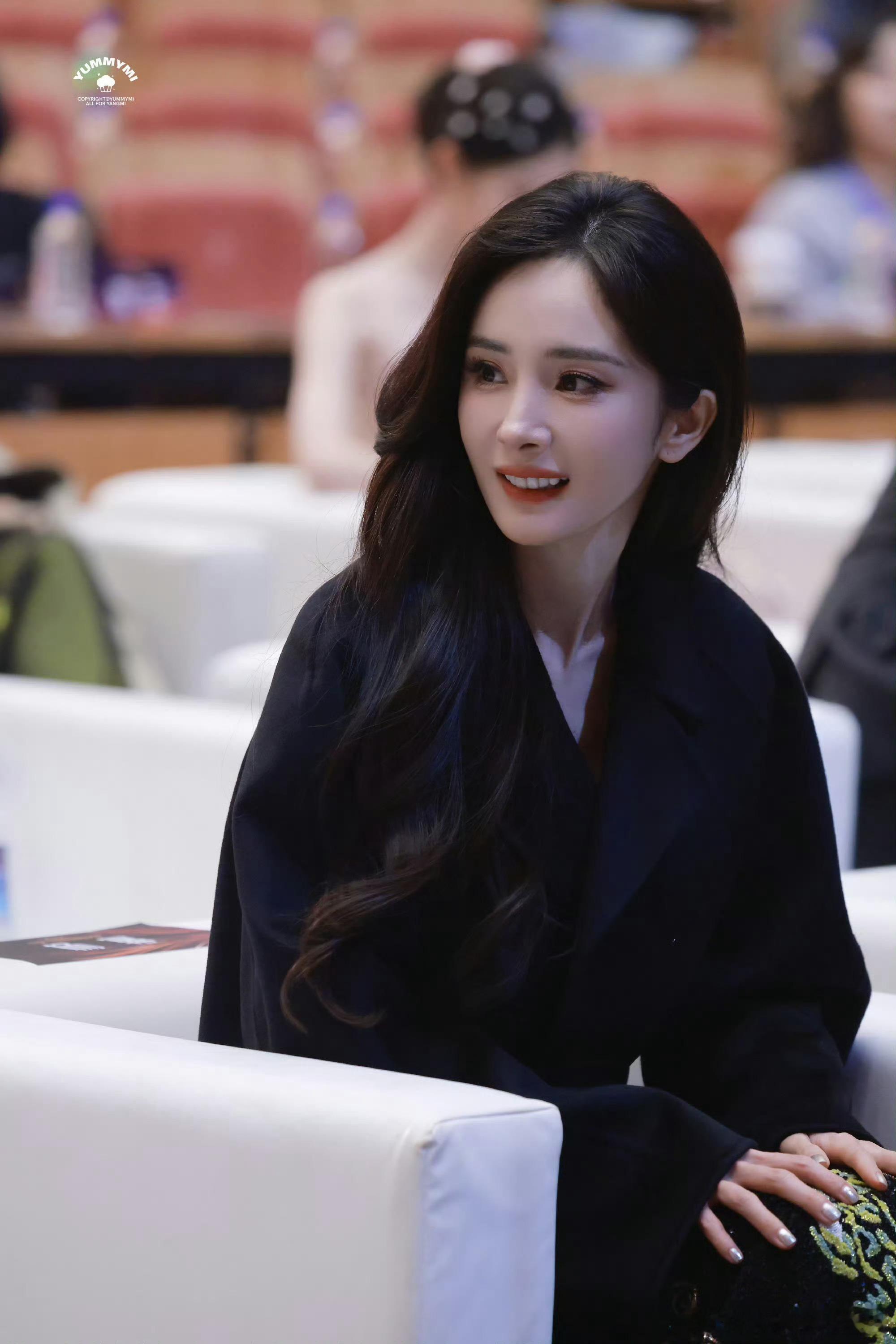 杨幂广电精品之夜演绎RahulMishra2025秋冬高定感觉这个礼服比格不