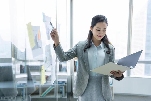 “30万犯傻定律”,花30万买房子;花30万买了车子,有贷款待还