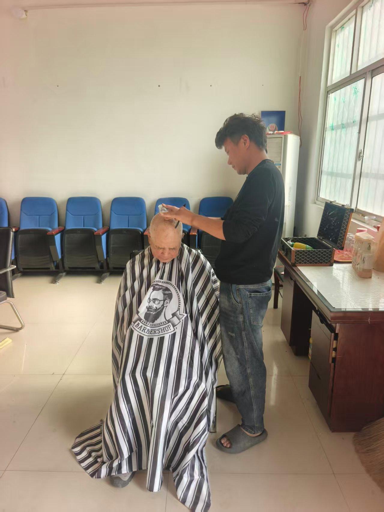 理发一次只需一元！这样的好事，你遇见过吗？我们村有两个理发师，跟村干部结合好