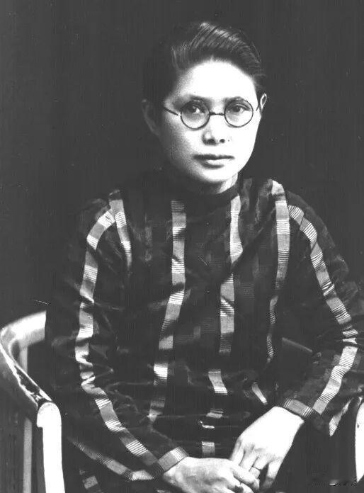 图片中的女士是国父孙中山先生的女儿，出生于1896年11月12日的美国檀香山，巧