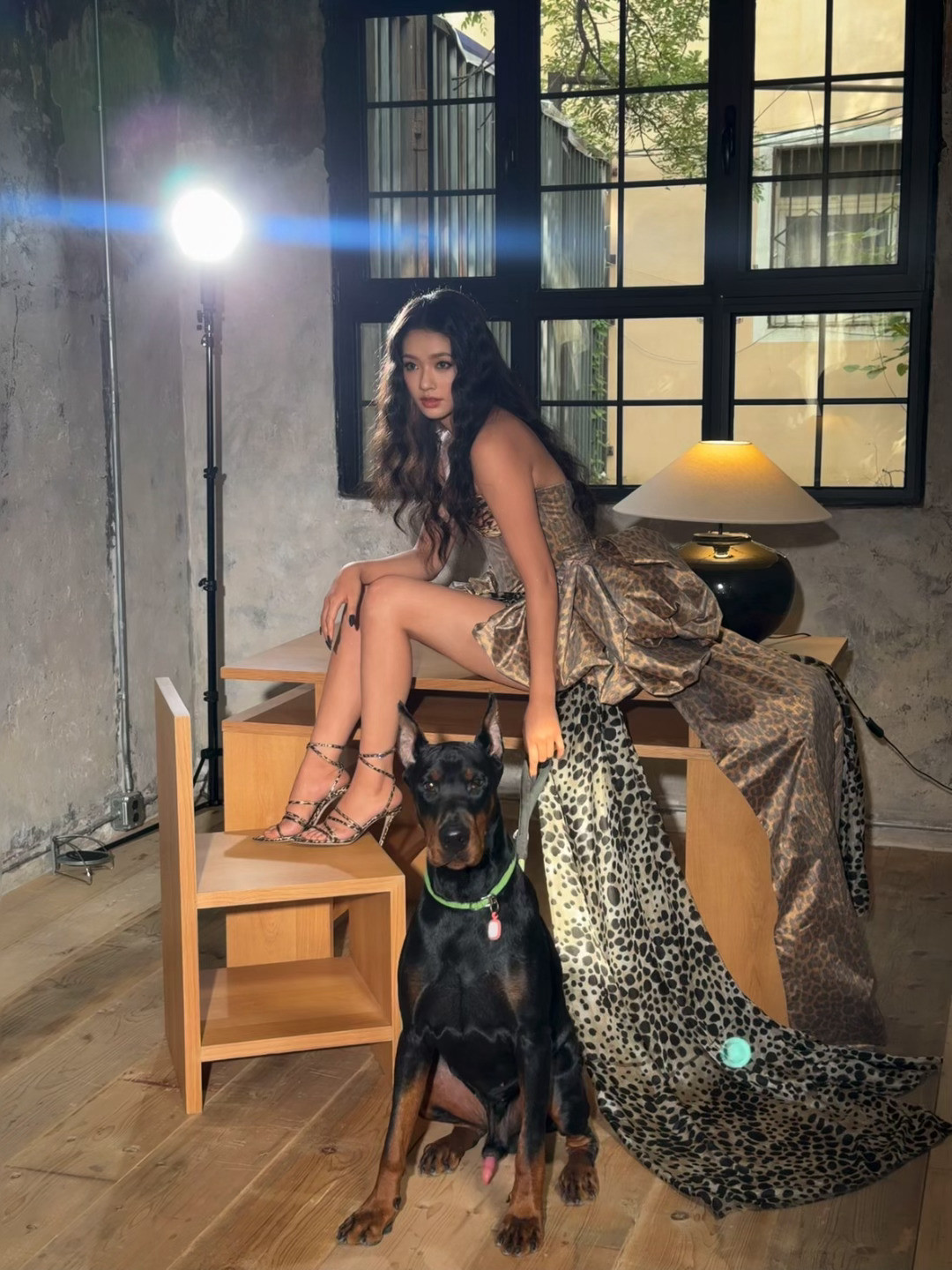 林允，湿发红唇抹胸裙，魅力满满。林允