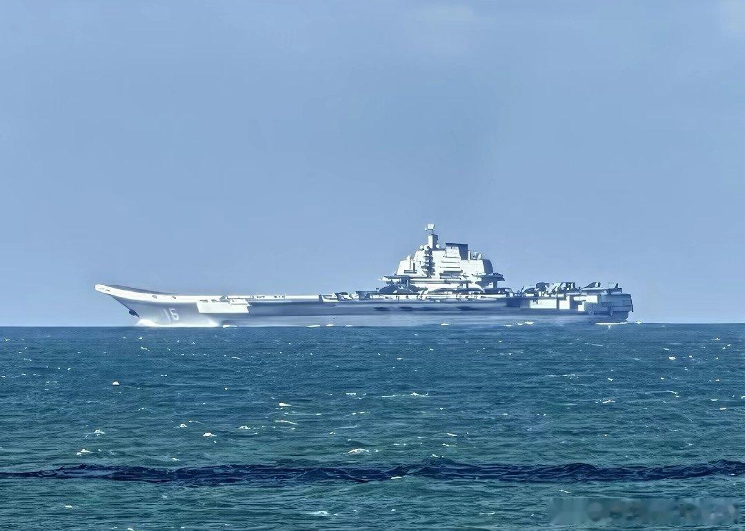 在西太某海域，网友偶遇航母“辽宁舰”及其编队055等型舰艇，水獭说了辽宁舰搭载了歼-35😤#中外舰