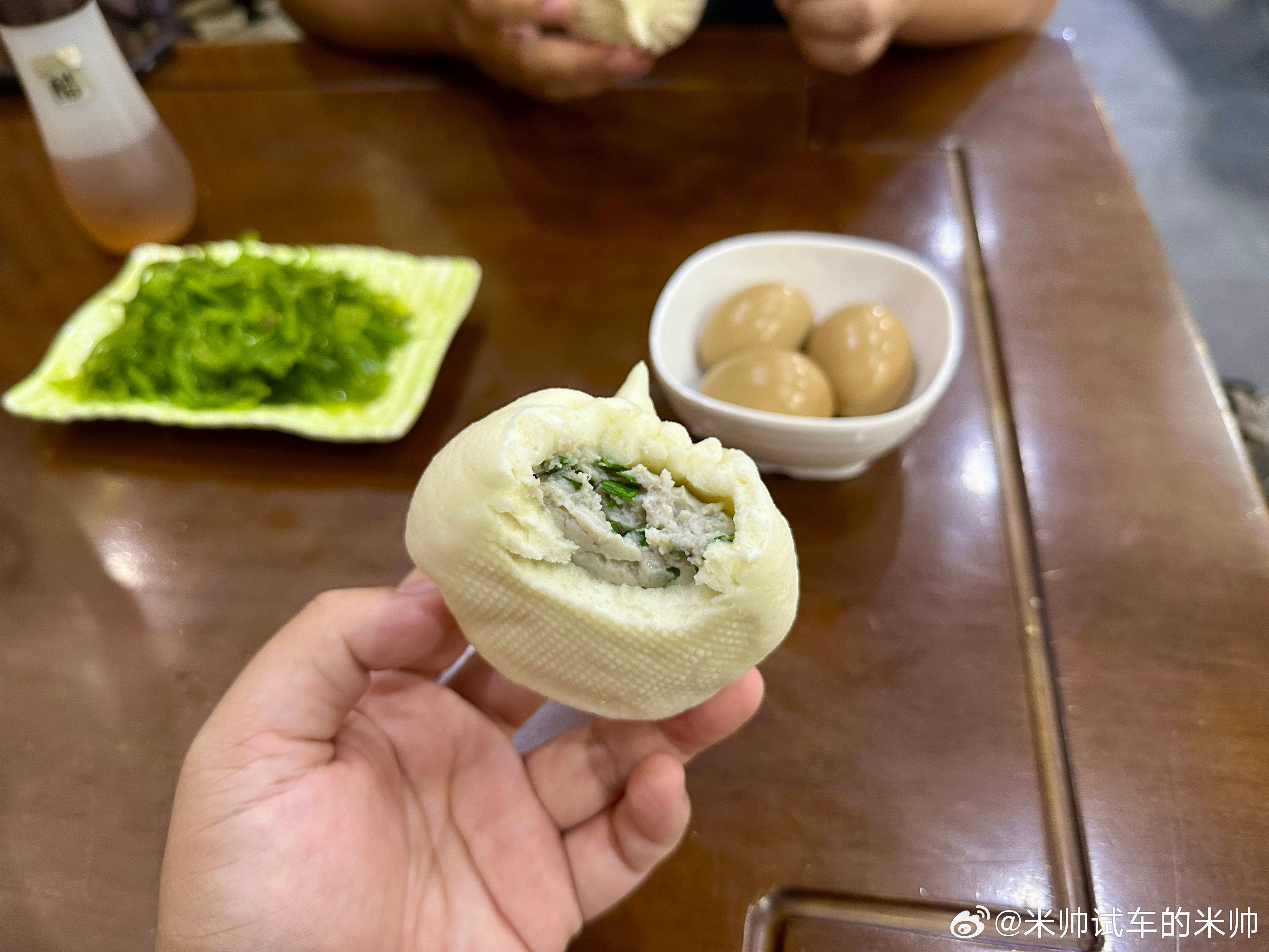 开着极狐T1游烟台，早餐安排海胆小面+鲅鱼包子，吃完就是图三的状态了~有两位老法