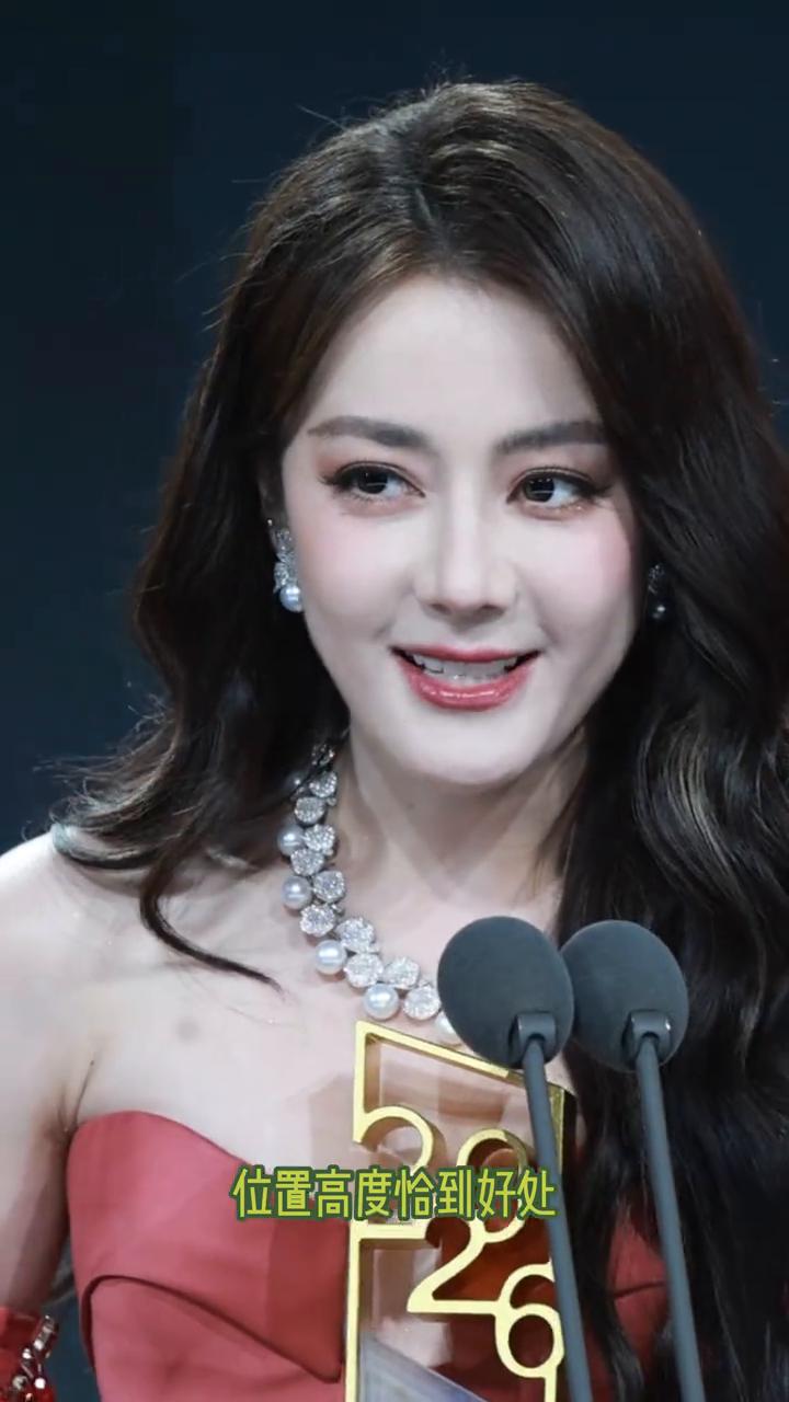 怪不得迪丽热巴被称为新一代的毯星。原来她拥有了得天独厚的黄金胸位落点，位置高度恰