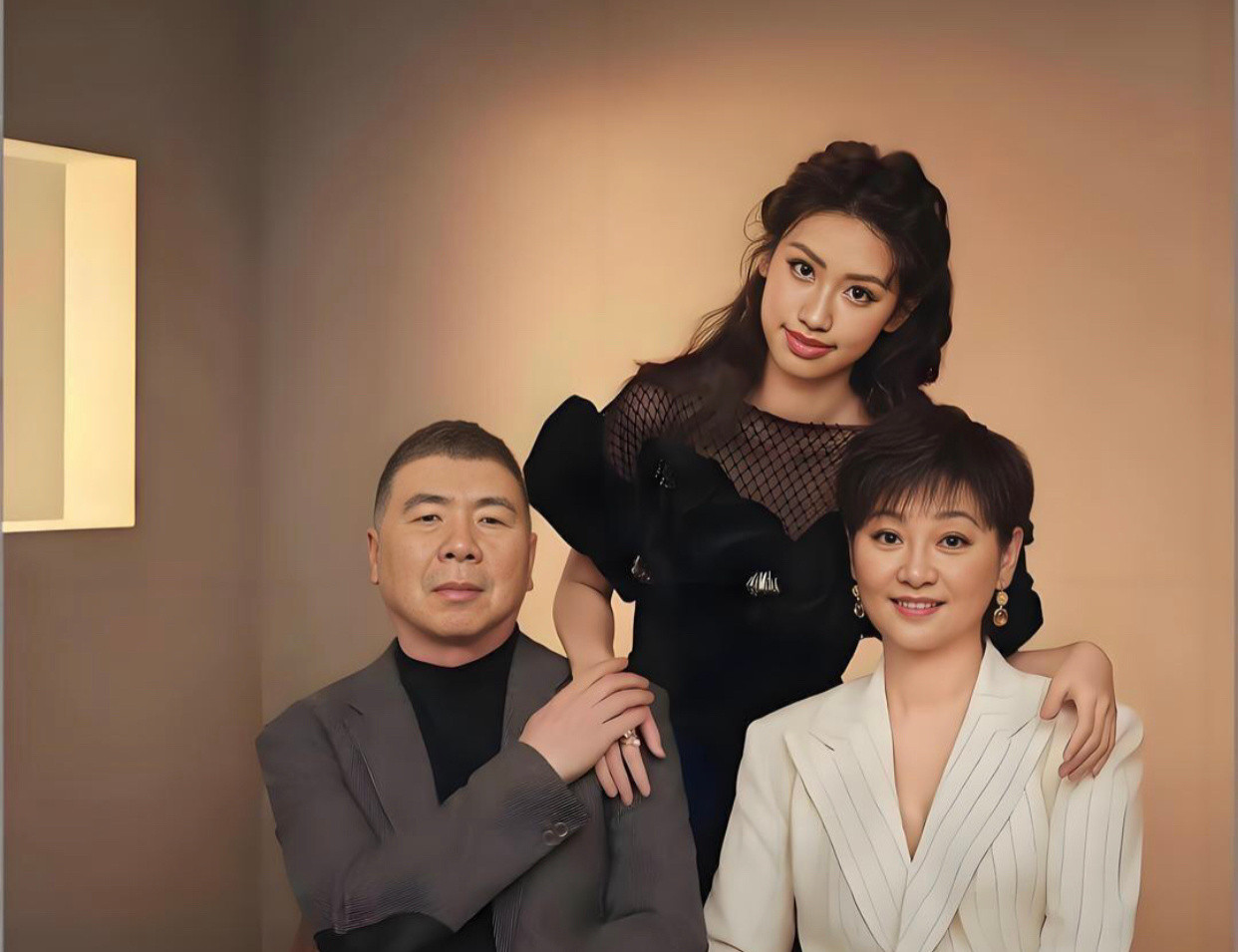 冯小刚一家拍杂志大片，这长相到底是随了爸爸还是妈妈？
