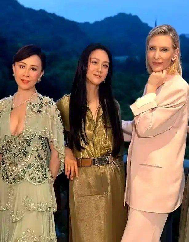 刘嘉玲“心机”很重，故意解开领口秀身材，一把年纪真放得开！才发现59岁的刘嘉