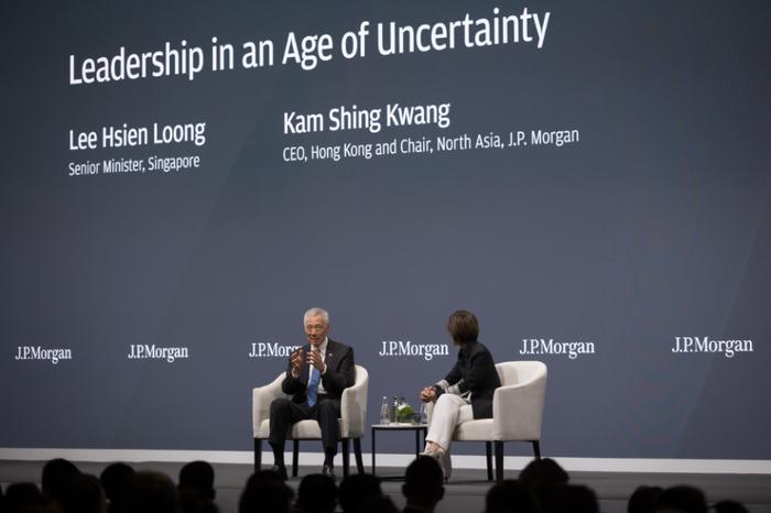 李显龙在上海接受采访，承认了两件事，划清了一个界限。他说“我们是一个华人占多