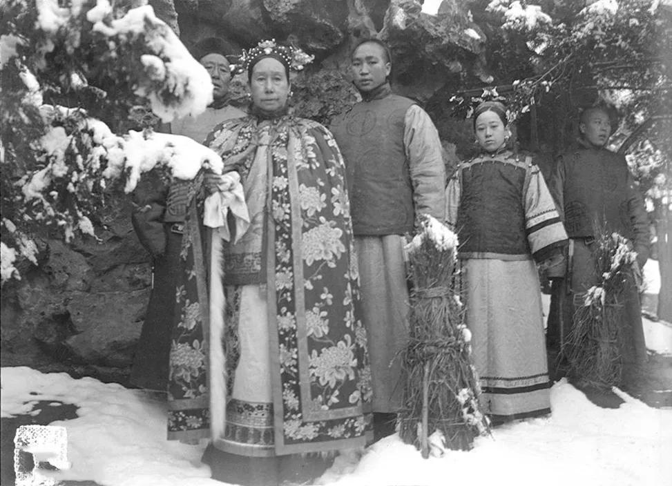 1901年，慈禧为讨好洋人，下令让军机大臣赵舒翘自尽，赵舒翘先后吞下黄金、鸦片和