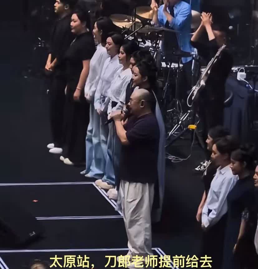 刀郎太原演唱会。刀郎老师说新疆很远，提前给去不了新疆的大大小小道个别，是不是乌鲁