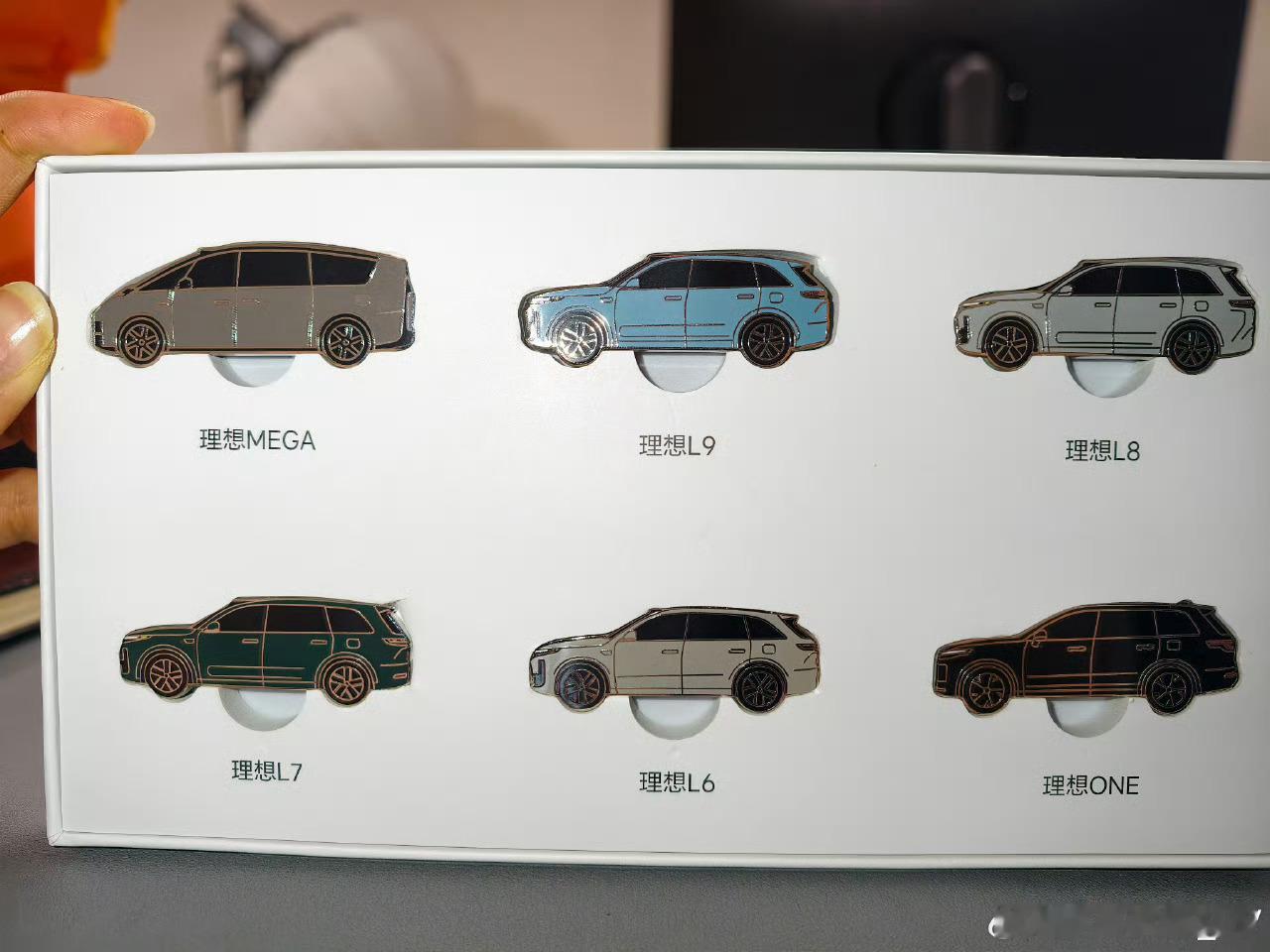 理想车型徽章，评论给大家抽了～
