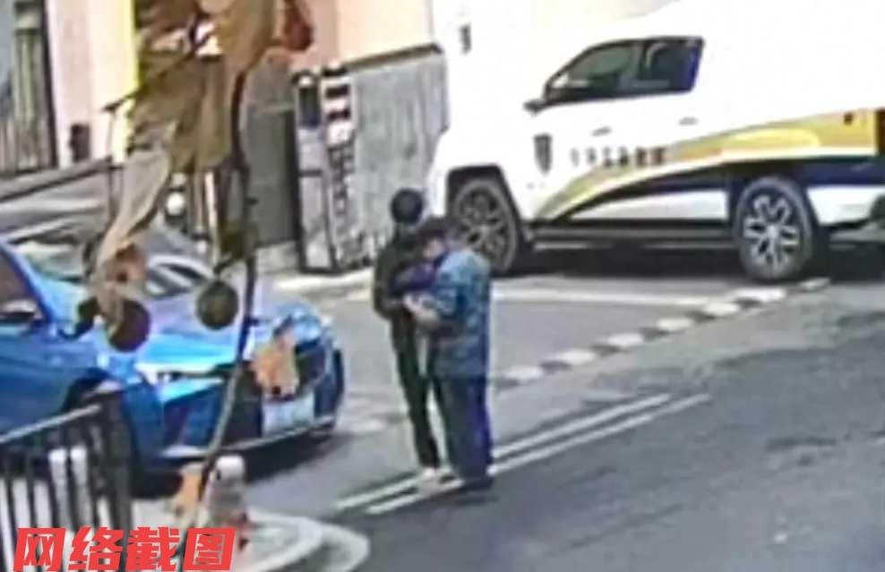 浙江金华有位奶奶在家中接到一个电话。此刻奶奶听到电话那头自称是派出所所长，因