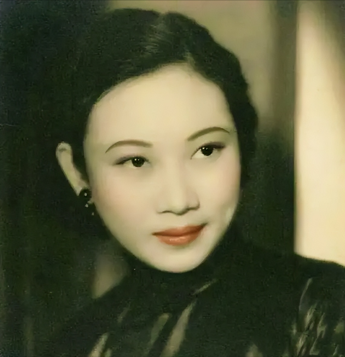 1943年，胡蝶被戴笠霸占。当时，胡蝶气喘吁吁地说：“戴笠，你占了我的身子，却得