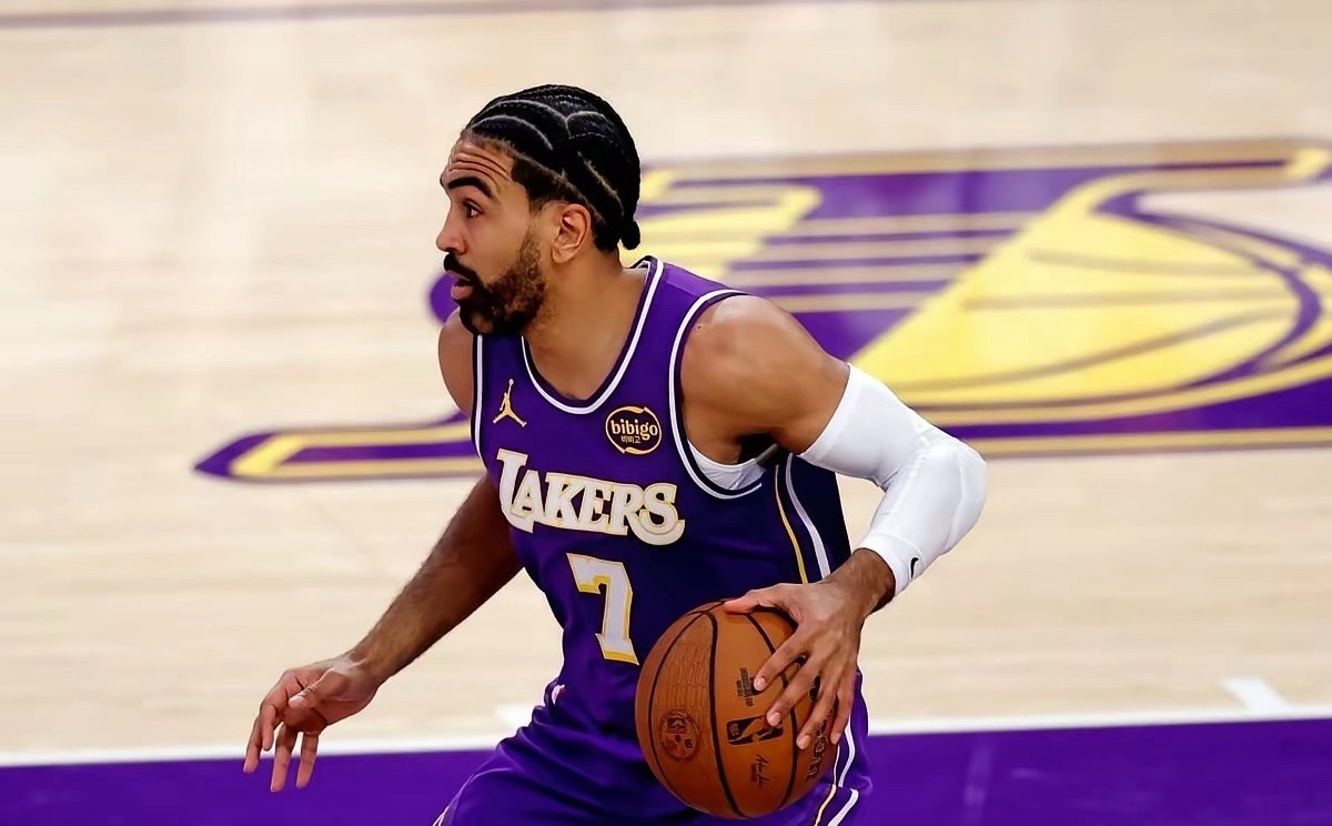 湖人这2000多万，算是彻底砸手里了。总经理佩林卡拿着电话本，挨个给联盟其他29