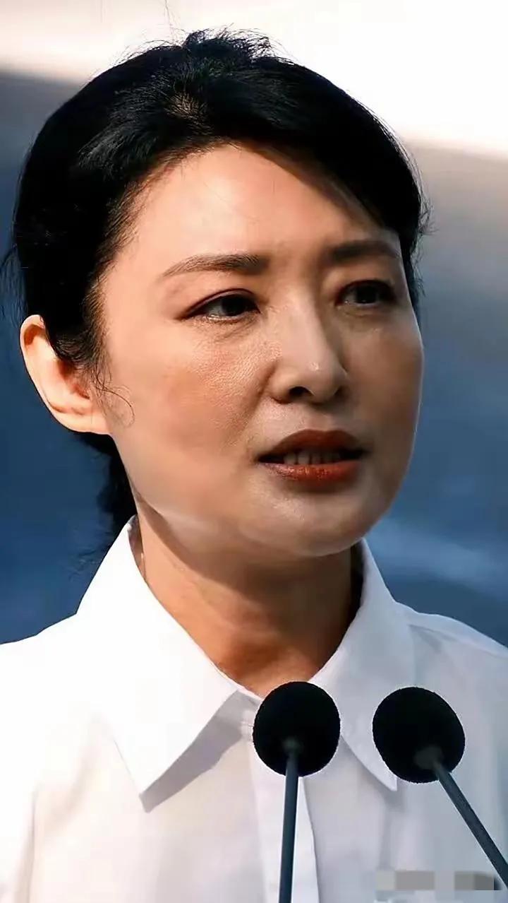 无美颜无滤镜怼脸拍的周涛依旧金相玉质，龙眉凤目，神清骨秀，霞姿月韵，气质闪闪发光