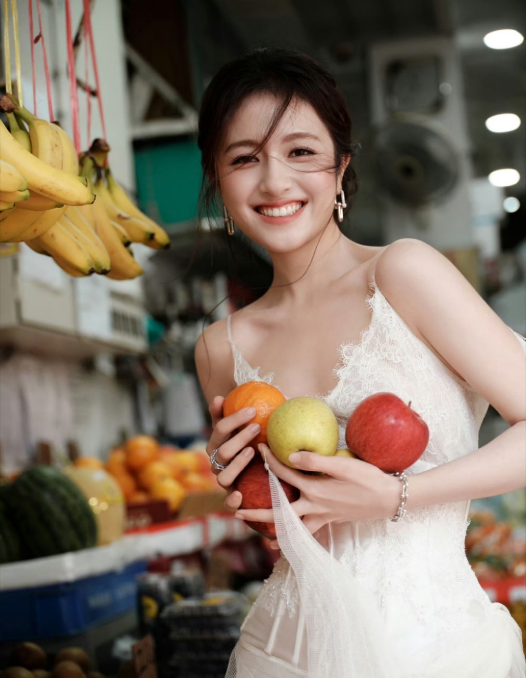 太明媚了李兰迪！！！！好美，好多彩的世界！这下是水果大户了