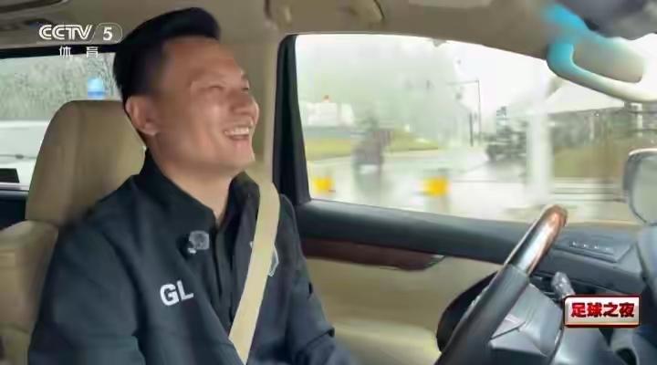 前申花名宿接受采访时表示，目前自己所在的俱乐部工作工资差不度多留够自己路上的高速