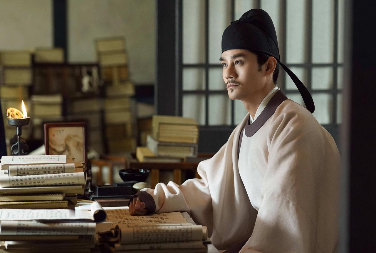 宋仁宗的遗孀曹太后宴请群臣赏花，一时高兴，多喝了几杯。醉眼朦胧当中，一个人拿着诏