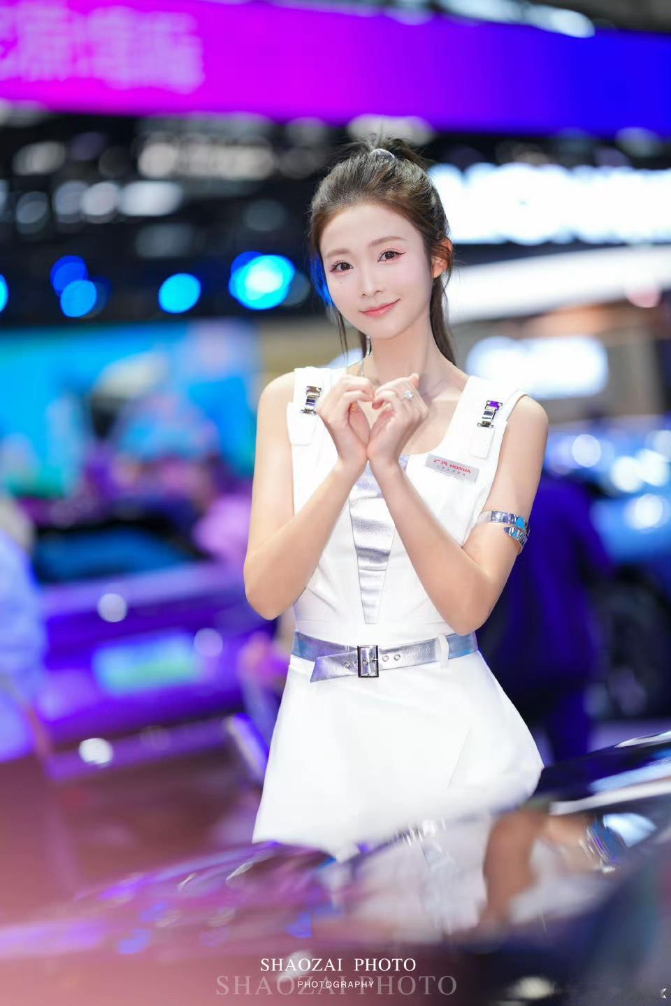 车模李凉凉可是车模届的大明星，被称为“醉美车模”，说是车模届的天花板也不为过。她