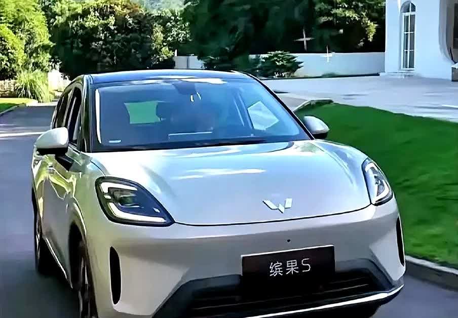 刚把海鸥换成星愿，钱包还没捂热，五菱缤果S又杀到，4米26的SUV只要再便宜三千