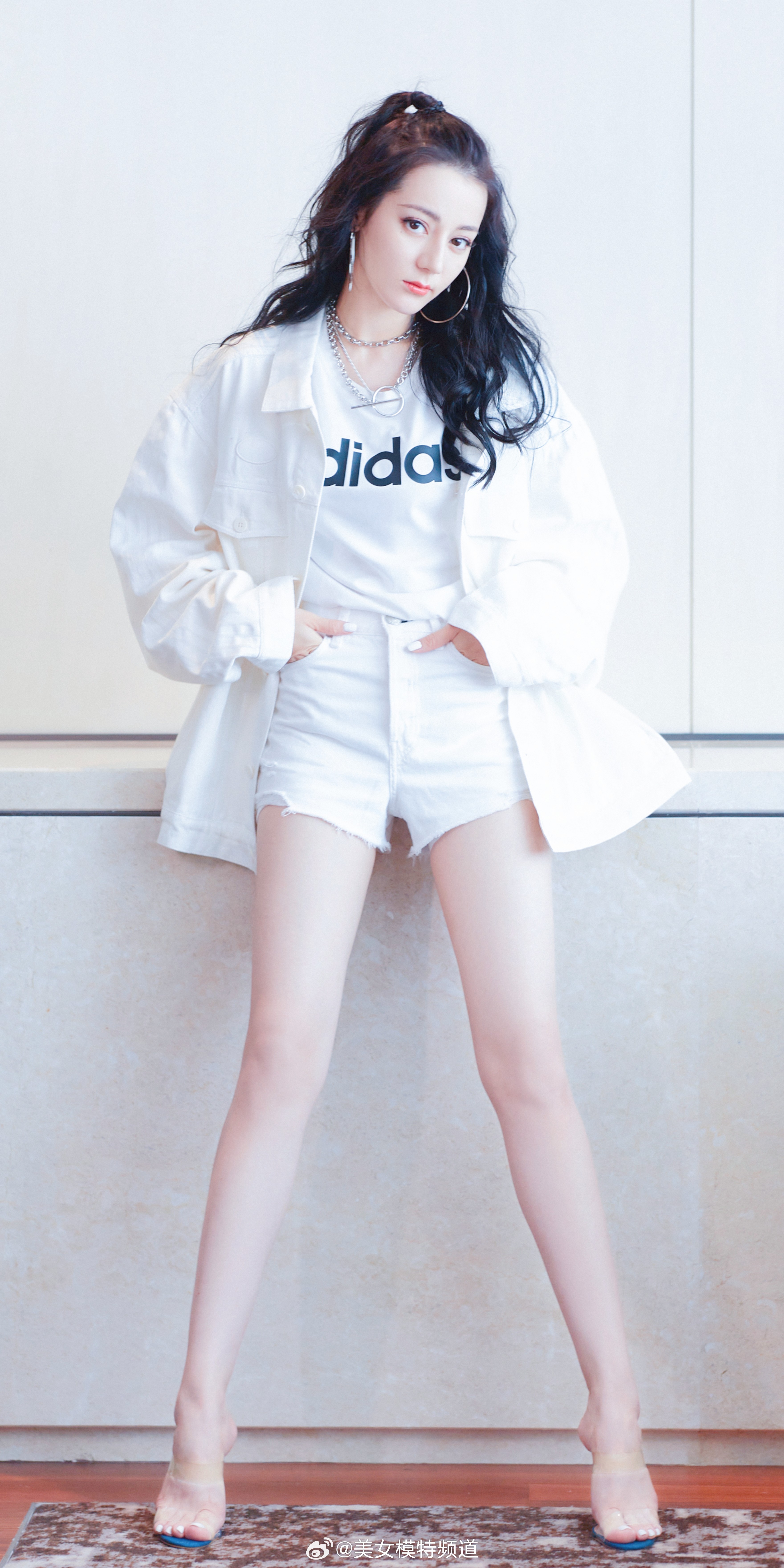 迪丽热巴大长腿写真