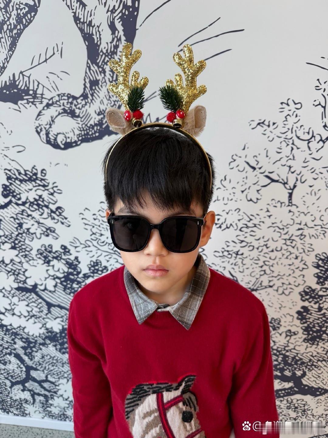 陈妍希9岁儿子正脸照陈妍希圣诞节与潘玮柏老婆等人一起过，她非常开心，还把9岁儿子