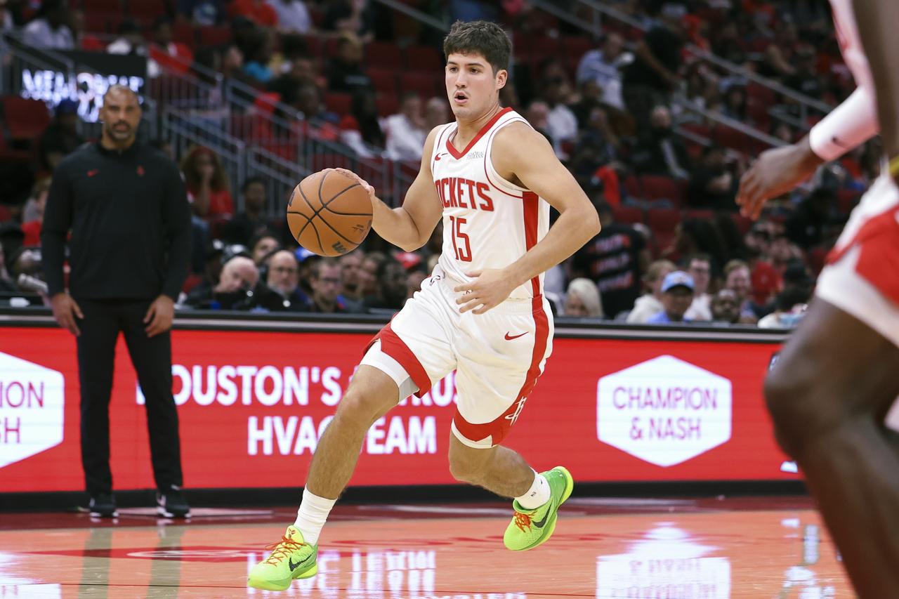 近8战7胜，火箭135-112轻取来访的奇才。杜兰特23分5篮板4助攻2抢断，申