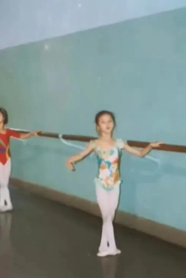 原来错怪刘诗诗了！“伸脖子”竟是童年习舞留下的美丽习惯