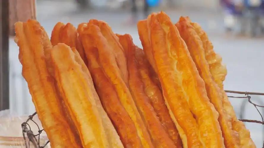 医生建议：高血压不怕肥肉、油条，真正“怕”的是这5类食物！吴叔今年66岁，高