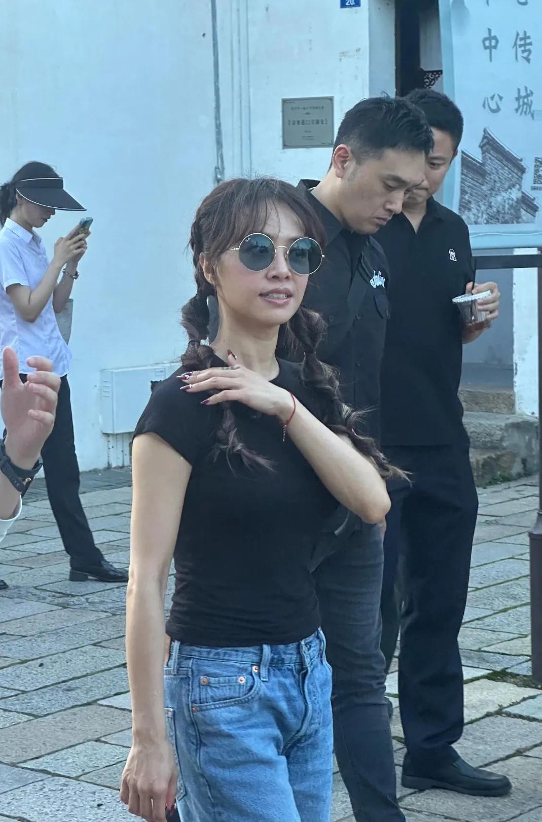 蔡依林线下生图太真实了吧女明星也不得不服老呀离开美颜滤镜这状态太真实了这身