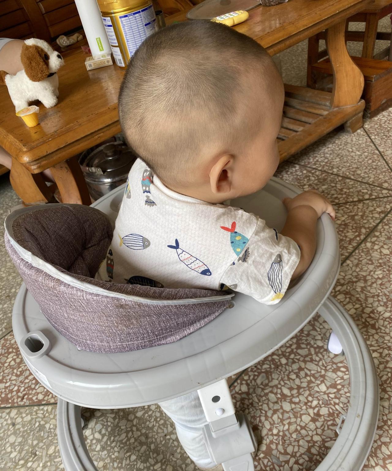 带娃以后才知道：1.不要离开宝宝实线太久，一个月你回来他都可能不认识你了。2