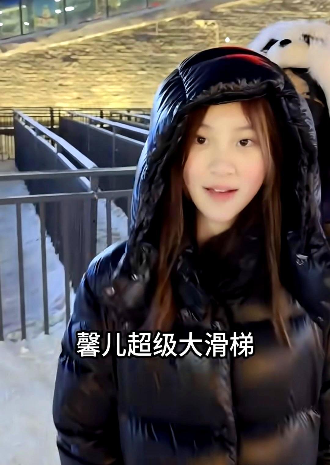 贾乃亮身边这姑娘是谁？仔细一看，网友炸了：这不是他本人吗？哈尔滨零下25度