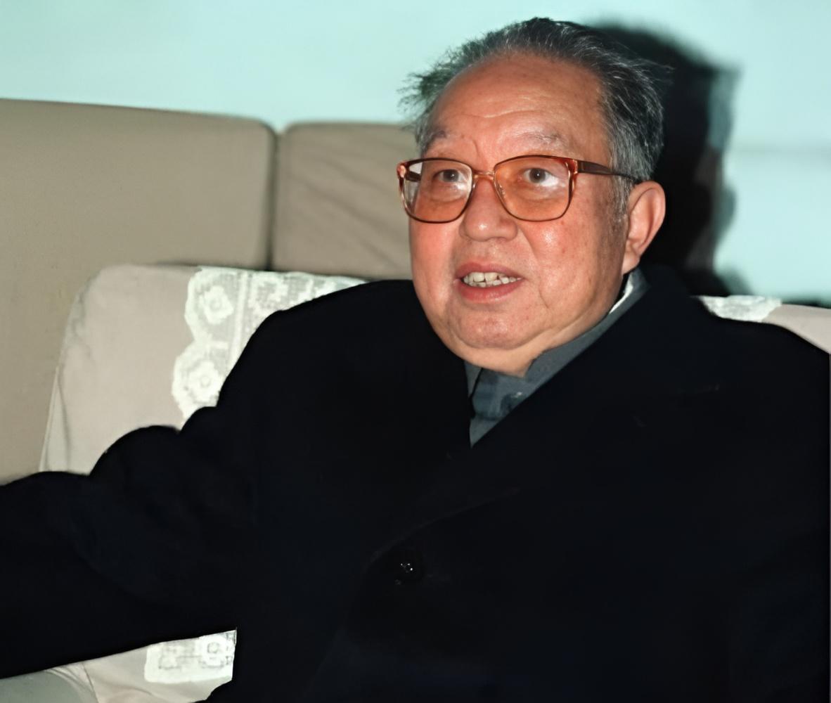 1981年，华国锋辞掉了中央的领导职务，彻底过上了退休生活。退休后的他曾经立下