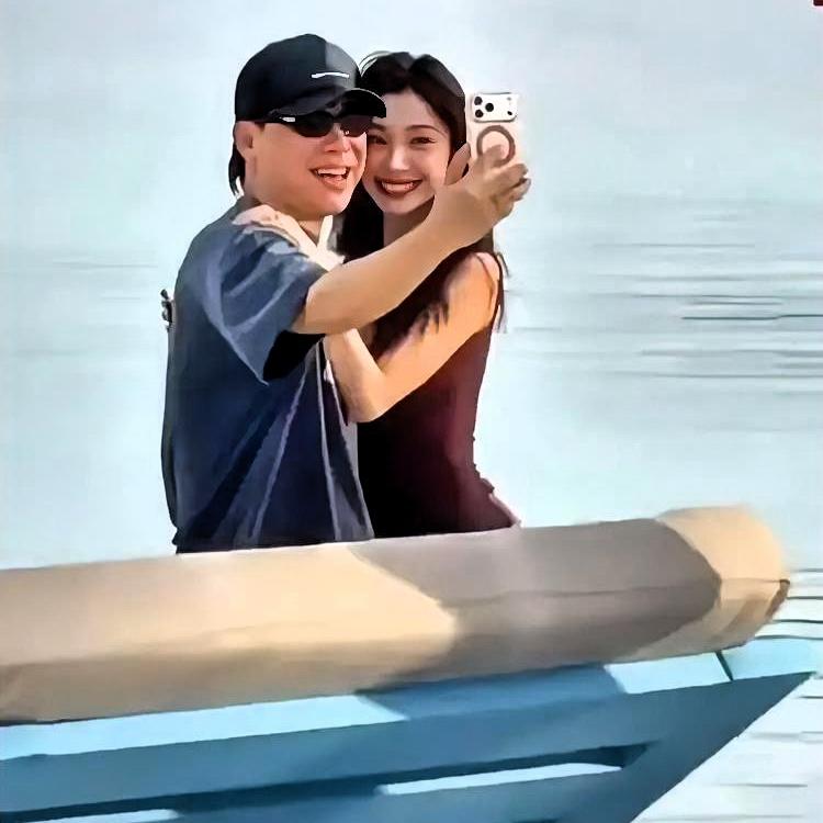 1. 公开过程的戏剧性：反转操作引热议，坦诚与敷衍的争议两极：这段恋情的曝光充满